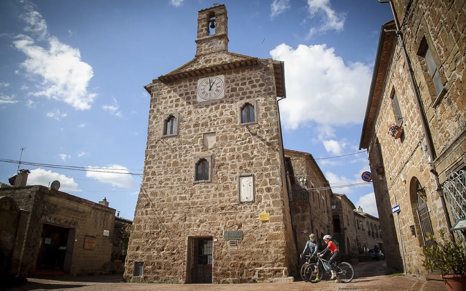 Pedalare tra villaggi etruschi e medioevali
