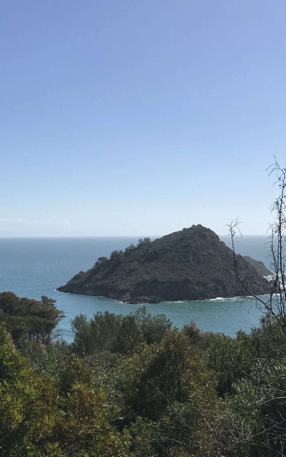 Dal mare attraverso vigneti e uliveti