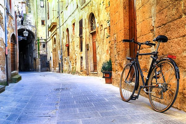 In bicicletta alla scoperta dei borghi etruschi del tufo in Toscana
