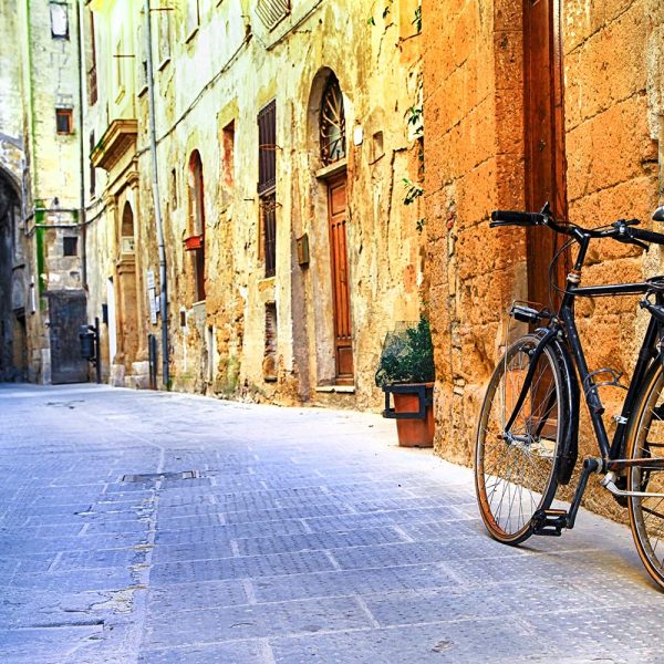 In bicicletta alla scoperta dei borghi etruschi del tufo in Toscana
