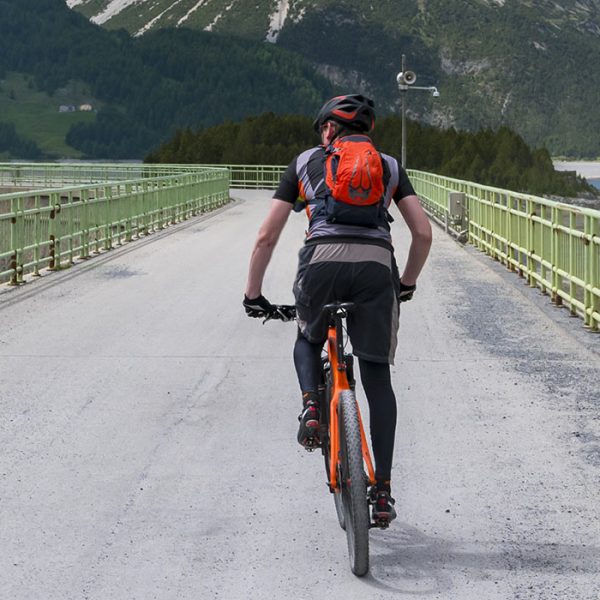 Scoprire la Valtellina in bici, la guida ai percorsi più emozionanti