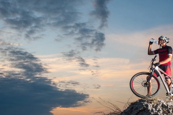 Cosa e quanto bere quando si va in bici in estate