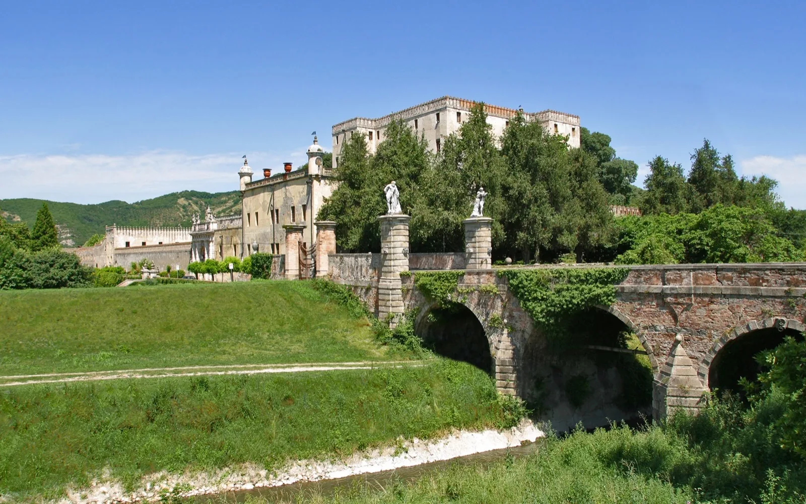 Hamlets, Castles and Vineyards